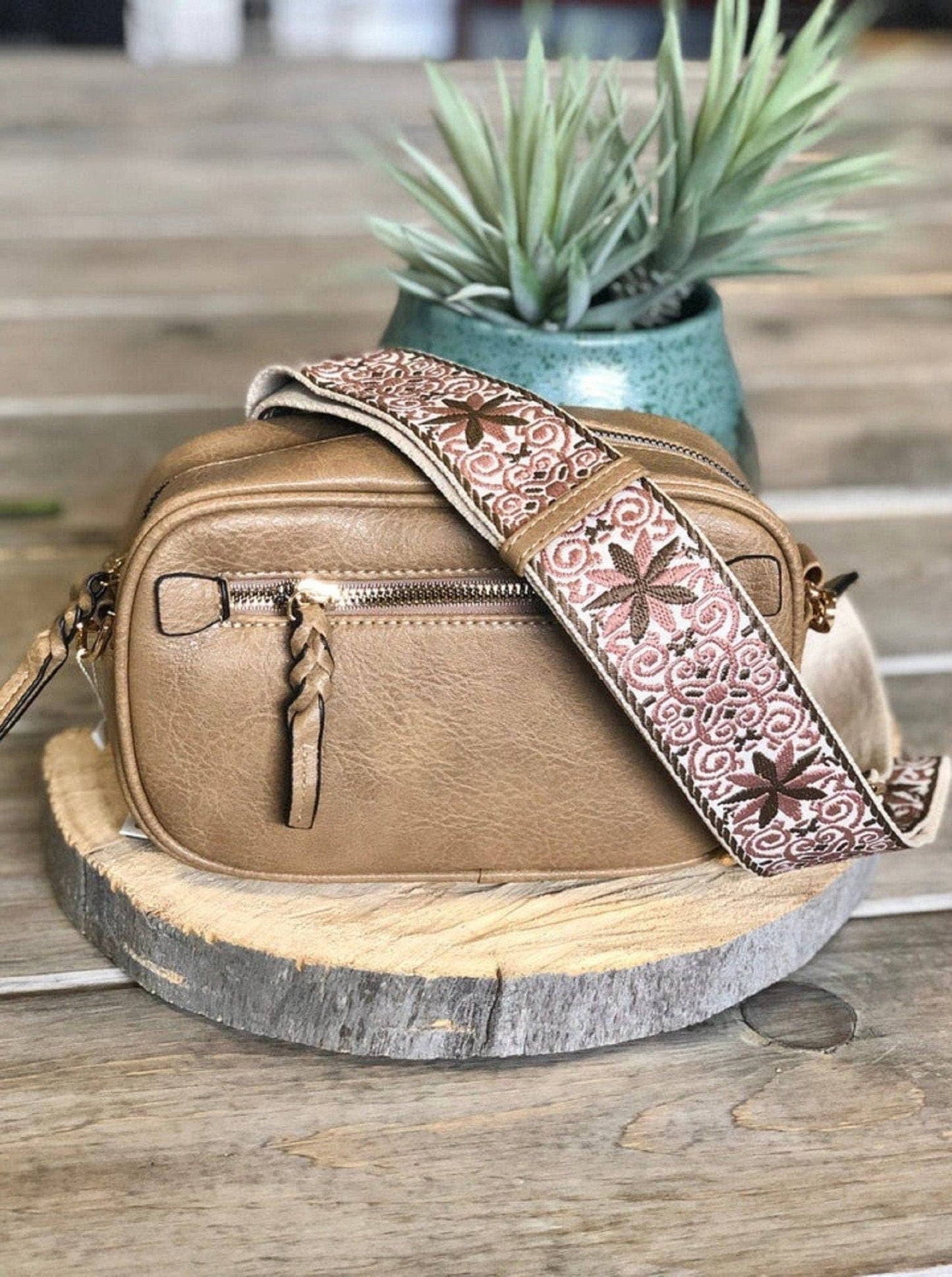 Boho Guitar Strap Women's Crossbody Bag: Brown